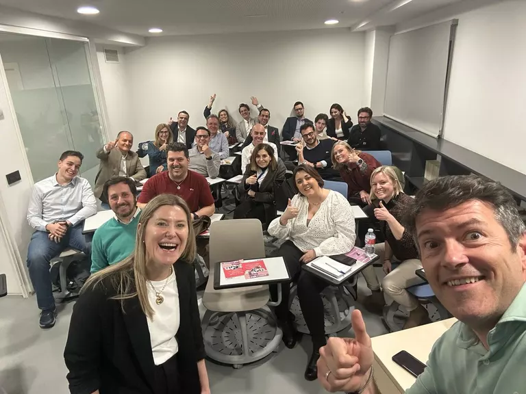 Empresarios de GBO compartiendo experiencias en una sesión de trabajo