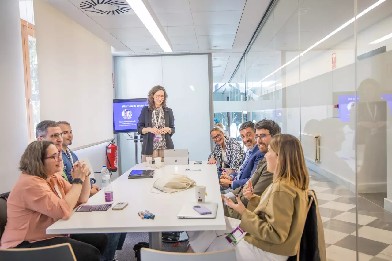 Sessão Thrive Cluster com empresários numa sala de trabalho